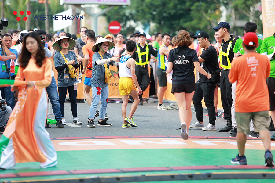 Lê Tấn Hi lần đầu vô địch Đà Nẵng International Marathon với đôi giày thủng ngón